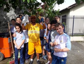 Garis de Joinville recebem homenagens de alunos em seu dia