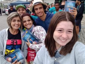 Corredores recebem livros missionários em Divinópolis