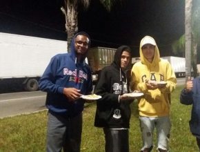 Voluntários doam refeições para caminhoneiros e são aplaudidos