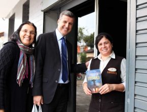 Servidores adventistas distribuem 1.500 livros missionários na zona sul de Porto Alegre