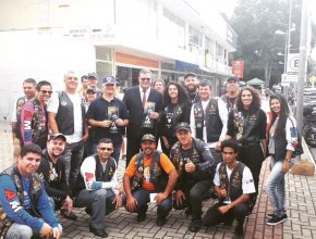 Motociclistas entregam livros para prefeito de Camboriú