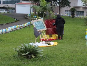 Praça de Joinville amanhece decorada com balões e livros em caixa de presente