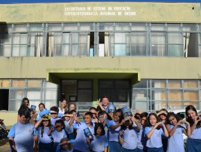 Escola Adventista de Uberaba entrega 300 livros em repartições públicas