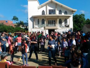 Mutirão solidário leva centenas de pessoas à Igreja Adventista em Blumenau