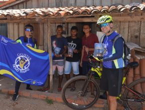 Ciclistas pedalam 40 km para distribuir literatura no interior do Maranhão