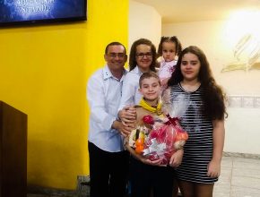 Família é batizada após contato com projetos da igreja para crianças