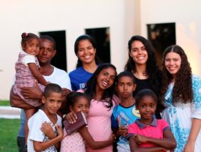 Projeto educativo adota famílias por 10 semanas na Bahia