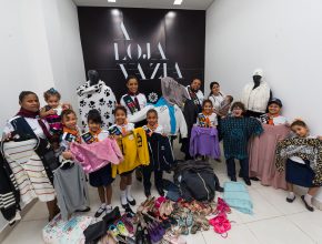 Aventureiros doam roupas para loja de shopping em Betim (MG)