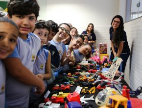 Escola promove feira para troca de brinquedos entre colegas