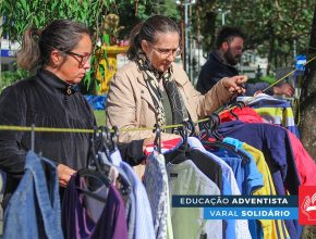 Varal Solidário doa 600 peças de roupas para pessoas carentes