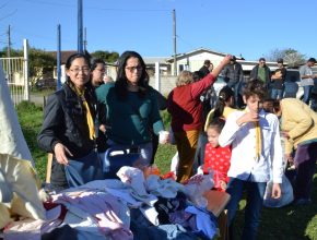 Jovens distribuem agasalhos e cobertores em Lages
