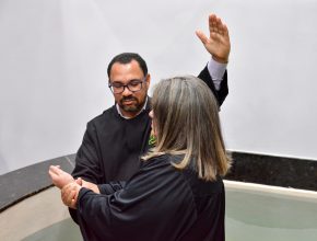 Professora conhece a Igreja Adventista pelo WhatsApp e é batizada