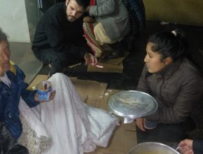 Voluntários e jovens do Um Ano em Missão distribuem alimentos e agasalhos para moradores de rua