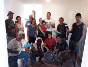 Alunos da Escola Sabatina pintam casa de forma voluntária em Patos de Minas