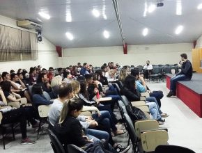 Alunos de escola pública de Blumenau recebem palestras sobre prevenção ao suicídio