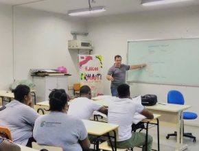 Parceria entre Instituto Federal e voluntários adventistas ensina português para haitianos
