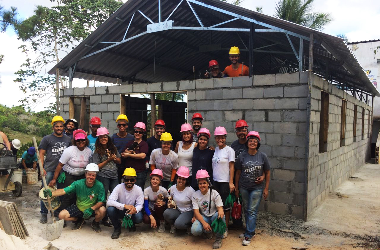 Jovens durante a construção de um templo adventista na Bahia (Foto: Divulgação)
