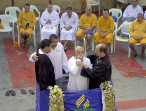 Adventistas levam 26 pessoas ao batismo em Penitenciária de Itajaí