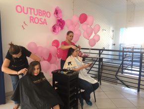 Crianças cortam cabelo e doam a pessoas com câncer