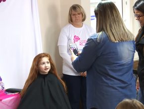 Meninas doam cabelo para auxiliar pessoas em tratamento contra o câncer