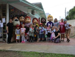 Alunos empreendem para comprar brinquedos para crianças carentes