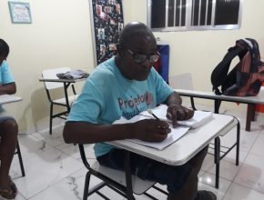 Voluntários mantêm curso de alfabetização para adultos no RJ