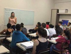 Voluntários promovem curso pré-vestibular gratuito em Maringá