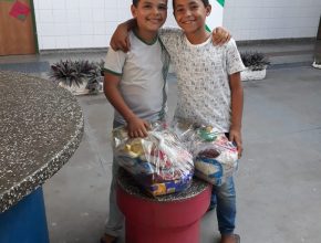 Escola Adventista de Lagarto realiza entrega de cestas básicas em Escola Municipal