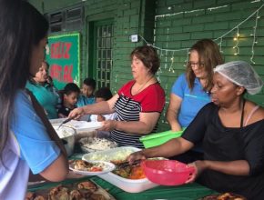 Alunos da Escola Adventista do Guará preparam ceia de natal para crianças carentes