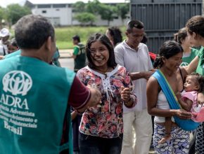 Refugiados venezuelanos ganham ceia de Natal em Manaus