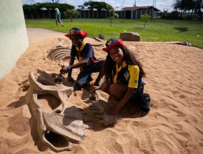 Dinossauros instigam adolescentes em viagem pela criação do mundo