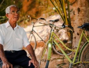Idoso percorre quilômetros de bicicleta para dar estudos bíblicos
