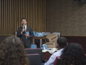 Unasp fortalece filosofia educacional adventista entre professores com entrega de livros