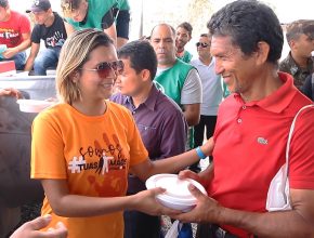 Acampantes saem de retiro e distribuem marmitas para venezuelanos