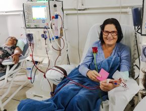 Jovens entregam cartas e rosas a mulheres em hospital do ES
