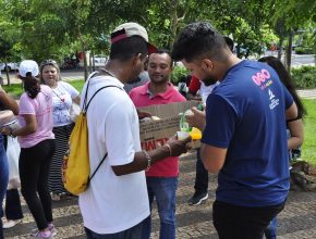 Adventistas deixam de tomar o desjejum para doar a moradores em situação de rua