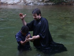 Jovem leva amigos ao batismo e dois anos depois também entrega sua vida a Jesus