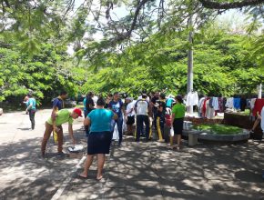 Jovens distribuem almoço para moradores em situação de rua em Divinópolis