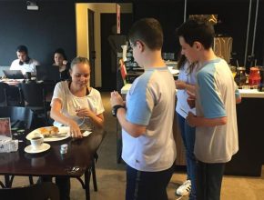 Ação realizada por estudantes surpreende clientes de uma padaria em Curitiba