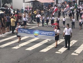 Desfile cívico reúne mil aventureiros e desbravadores no Dia do Trabalhador