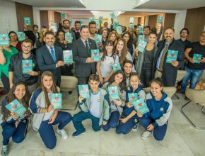 Funcionários da Assembleia Legislativa do Paraná são presenteados com livro missionário