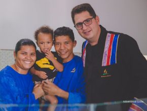Jovem evangelizada pela TV Novo Tempo é batizada na Igreja Adventista