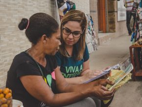 Voluntários entregam livros para moradores de cidade do litoral baiano
