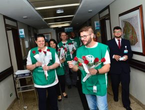 Voluntários da ADRA distribuem rosas em hospital