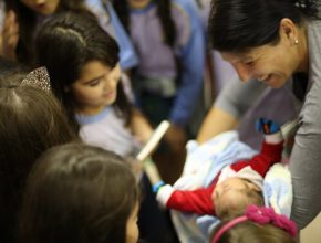 Coral infantil homenageia mães em maternidade de Joinville