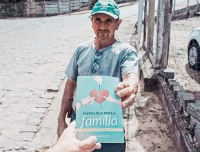 Paulistas distribuem 3 milhões de livros pelo projeto Impacto Esperança