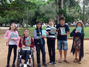 Crianças vão às ruas entregar livro Esperança para a Família