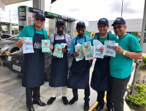 “Frentistas da Esperança” distribuem livros em postos de combustíveis em Manaus