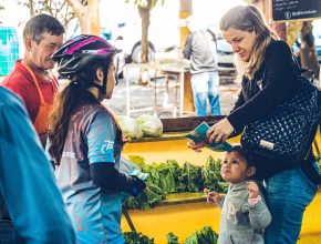 Grupo de ciclistas levam esperança para comunidade na zona sul de Porto Alegre