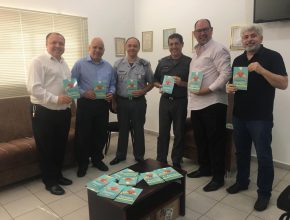 Polícia Militar de Rio Preto recebe Livro Missionário